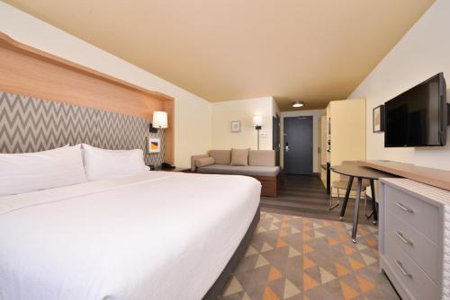 Holiday Inn Kansas City Airport, an IHG Hotel Image