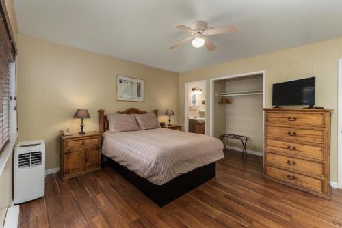 En eller flere senge i et værelse på Arnold Meadowmont Lodge