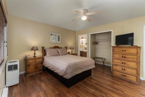 a bedroom with a bed and a ceiling fan at Arnold Meadowmont Lodge in Arnold