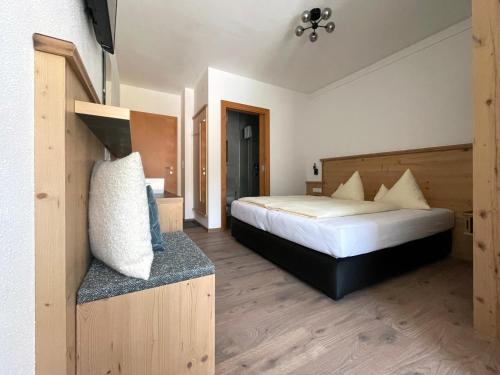 a hotel room with a bed at Hotel & Suites Glück Auf in Mayrhofen