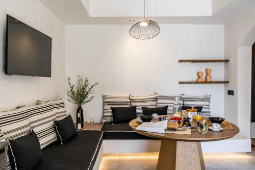 Amer Suites في فيرا: غرفة معيشة مع طاولة وأريكة