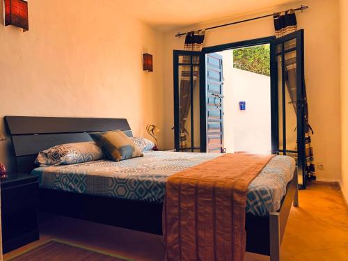 Ένα ή περισσότερα κρεβάτια σε δωμάτιο στο Maison Oualidia Vue sur Mer-Jardins de la Lagune