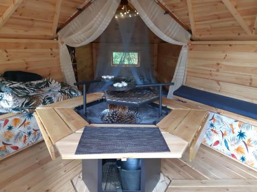 Ruang duduk di 1 Bed Cabin - Sleeps 4 - Pets - Lake - Wifi