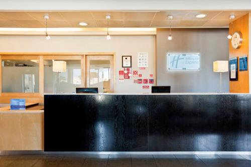 a large black counter in a hospital lobby at Holiday Inn Express Lisbon-Oeiras by IHG in Oeiras