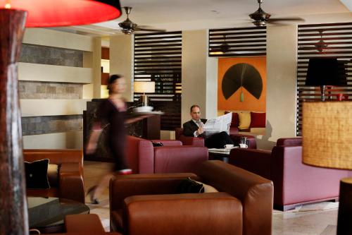 Χώρος καθιστικού στο InterContinental Hanoi Westlake by IHG