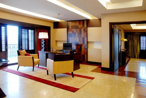 Χώρος καθιστικού στο InterContinental Hanoi Westlake by IHG