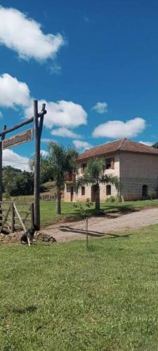 a house with a fence in front of a yard at Casa de Campo Província Minosso in Farroupilha