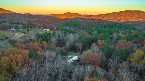 Gallery image of Awe-Inspiring Mountain View - Luxury Cabin with Epic Mountain Views, Hot Tub, Movie Room, Game Room, Library and More in Mineral Bluff