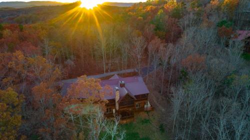Gallery image of Awe-Inspiring Mountain View - Luxury Cabin with Epic Mountain Views, Hot Tub, Movie Room, Game Room, Library and More in Mineral Bluff