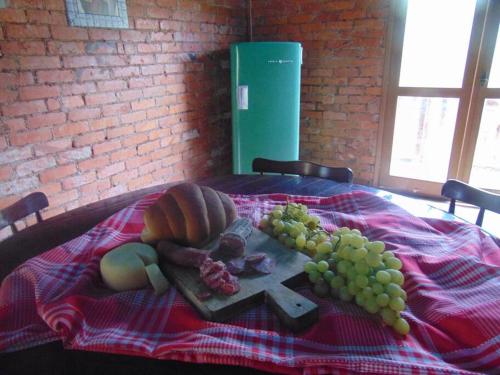 a table with a bunch of grapes on a table at Casa de Campo Província Minosso in Farroupilha