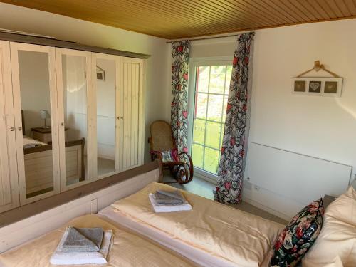 Cette chambre comprend un lit et un miroir. dans l'établissement Apartment Weinberg, à Ürzig