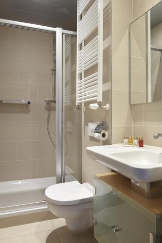 a bathroom with a sink and a toilet and a tub at No. 377 House in Amsterdam