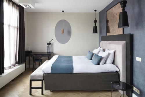 a bedroom with a bed and a desk in it at No. 377 House in Amsterdam