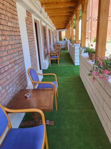 a row of tables and chairs on a patio at Pensiunea Hanul Huniazilor HD in Hunedoara