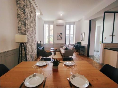 une salle à manger avec une table et un salon dans l'établissement Okera, à Mont-de-Marsan