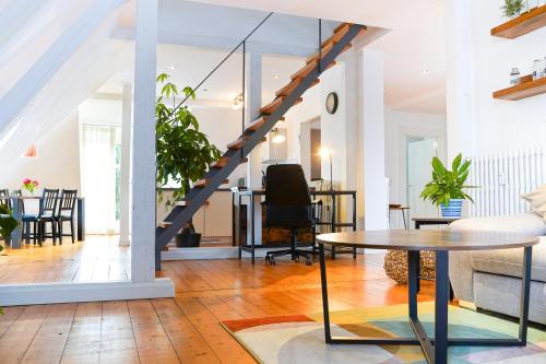 a living room with a table and a dining room at Traumhaft wohnen in Jugendstilvilla in Speyer