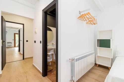 Letto o letti in una camera di BENEDICTA FAMILY ROOMS