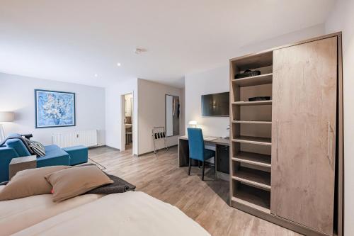 a bedroom with a bed and a desk in a room at Hotel Alte Redaktion in Gevelsberg