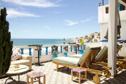 balcone con sedie e vista sulla spiaggia di L'Auberge Taghazout a Taghazout