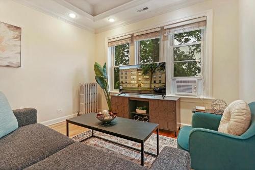 Posezení v ubytování 2BR Alluring Apartment with Laundry - Cullom D3