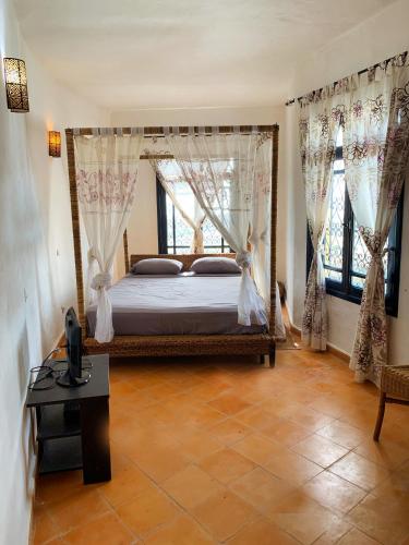 Ένα ή περισσότερα κρεβάτια σε δωμάτιο στο Maison Oualidia Vue sur Mer-Jardins de la Lagune