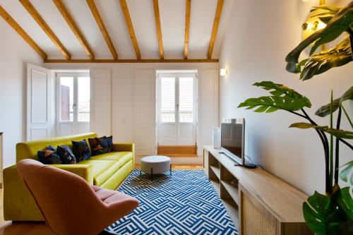 BOUTIQUE Rentals-THE ALMA Apt w/ balcony