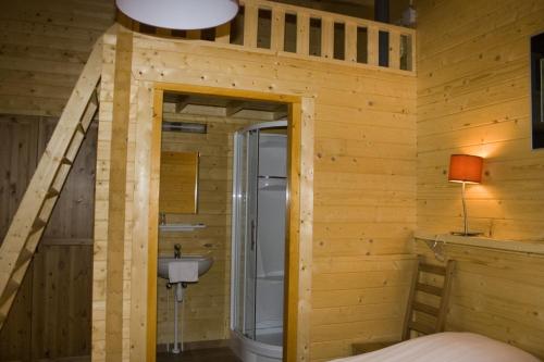 A bathroom at Lodges Veluwse Poort