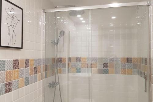 eine Dusche mit Glastür im Bad in der Unterkunft Centro Zaragoza, con parking incluido in Saragossa