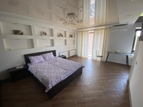 1 dormitorio con cama y lámpara de araña en 1-room Studio center, en Cherkasy