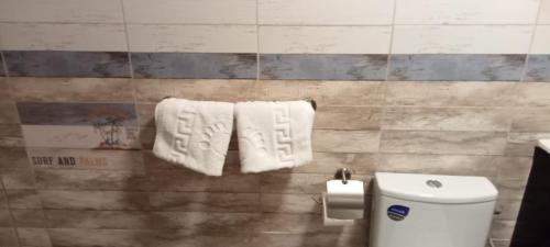 baño con aseo y toallas en la pared en Cazino4Love, en Constanţa