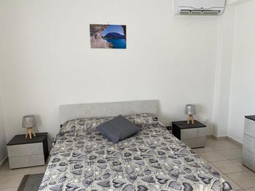 a bedroom with a bed with two night stands and two lamps at il sole nei templi in Castelvetrano Selinunte