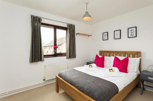 A bed or beds in a room at Grassmere - 3 bed house with private garden