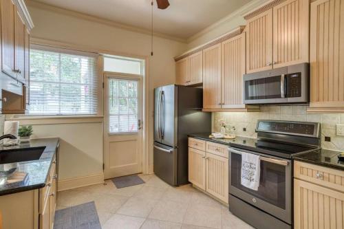 Kitchen o kitchenette sa Cozy & Quiet Two Bedroom Condo In The Heart Of Historic St. Augustine