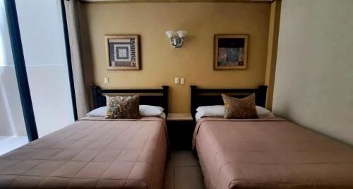 Un pat sau paturi într-o cameră la Hotel Catedral