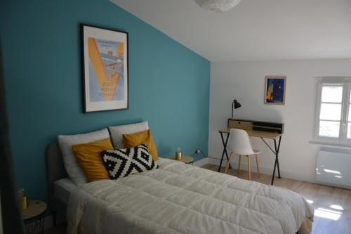 - une chambre dotée d'un lit avec un mur bleu dans l'établissement Charmant appartement entre Camargue et Alpilles, à Tarascon