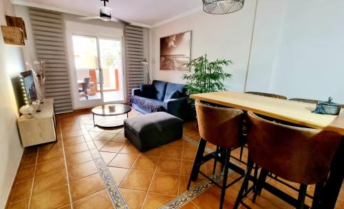 ein Wohnzimmer mit einem Sofa und einem Tisch in der Unterkunft Villas de Almerimar Golf in El Ejido