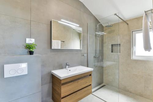 Koupelna v ubytování Luxury villa with pool,jacuzzi and sauna03 - by TA Leut Agency
