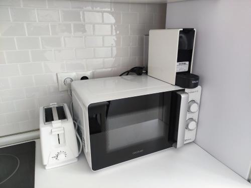 a microwave sitting on top of a kitchen counter at Apartamento Casa Aurelio in Gijón