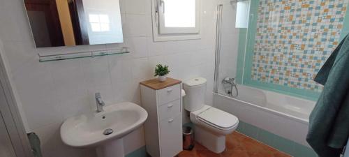 uma casa de banho com um lavatório, um WC e uma banheira em Dúplex Mirador del Guadiana em Ayamonte