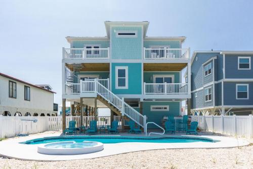 Kolam renang di atau dekat dengan Wait N Sea by Oak Island Accommodations