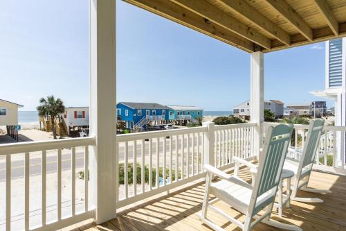 Balkoni atau teres di Wait N Sea by Oak Island Accommodations
