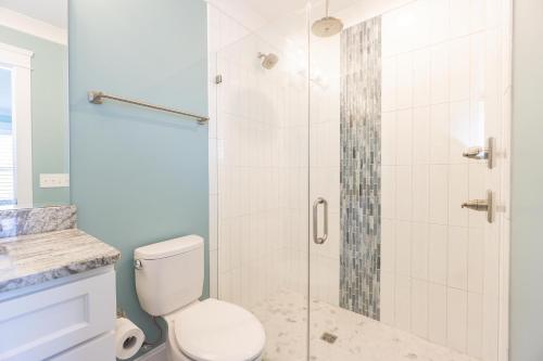 Bilik mandi di Wait N Sea by Oak Island Accommodations