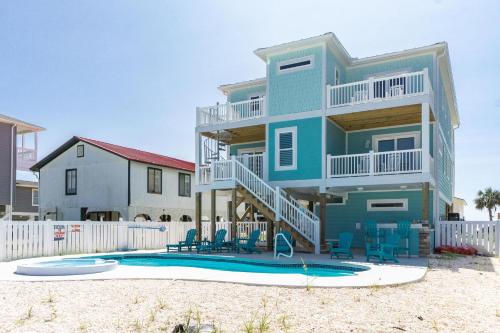 Kolam renang di atau dekat dengan Wait N Sea by Oak Island Accommodations