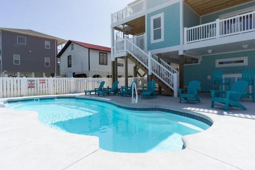 Kolam renang di atau dekat dengan Wait N Sea by Oak Island Accommodations