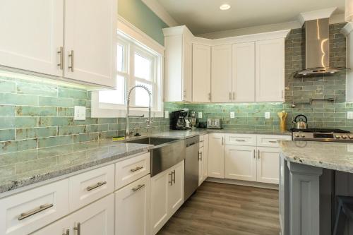 Dapur atau dapur kecil di Wait N Sea by Oak Island Accommodations