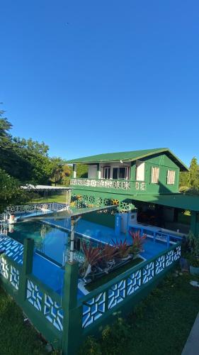 une grande piscine en face d'une maison dans l'établissement Belize Bay Estate, à Punta Gorda