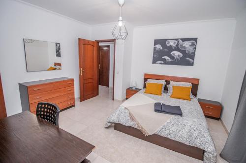 Ліжко або ліжка в номері Charming Private Rooms in an Apartment A2 Penha - Faro