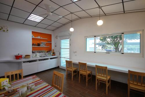 a kitchen and dining room with a table and chairs at Amy Walker B&B in Taimali