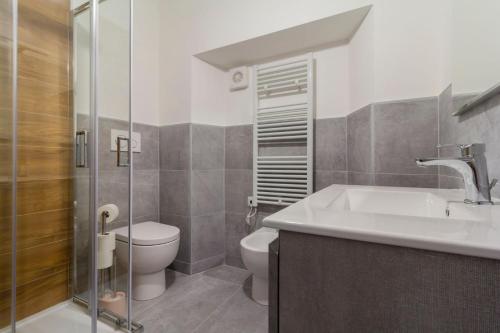 uma casa de banho com um lavatório, um WC e um chuveiro em Luce Marmore em Le Marmore