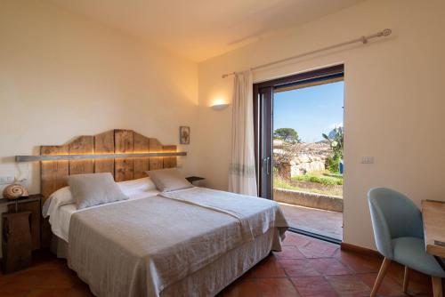 A bed or beds in a room at Le case del golfo